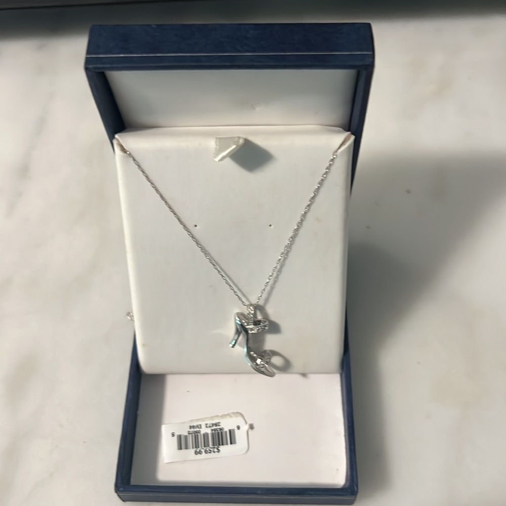 14k white gold and 1/2 ctw diamond shoe necklace - Picture 5 of 6